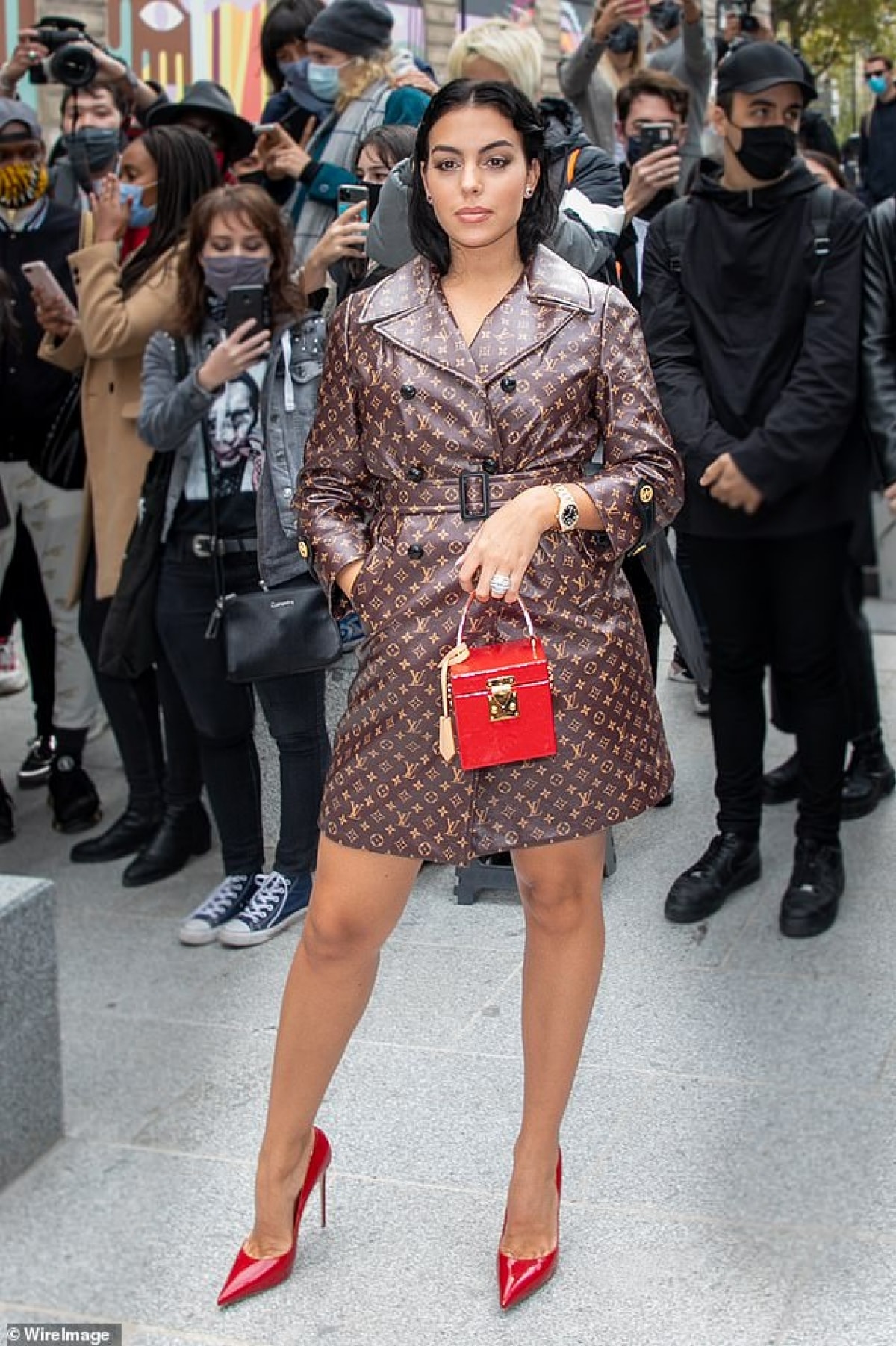 Georgina Rodriguez đã có mặt tại Pháp để tham dự show diễn của Louis Vuitton thuộc khuôn khổ tuần lễ thời trang Paris diễn ra ở trung tâm thương mại La Samaritaine.