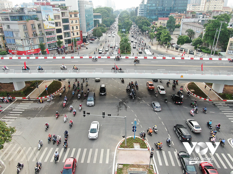 Cầu vượt Nguyễn Văn Huyên vừa chính thức thông xe vào ngày 28/8