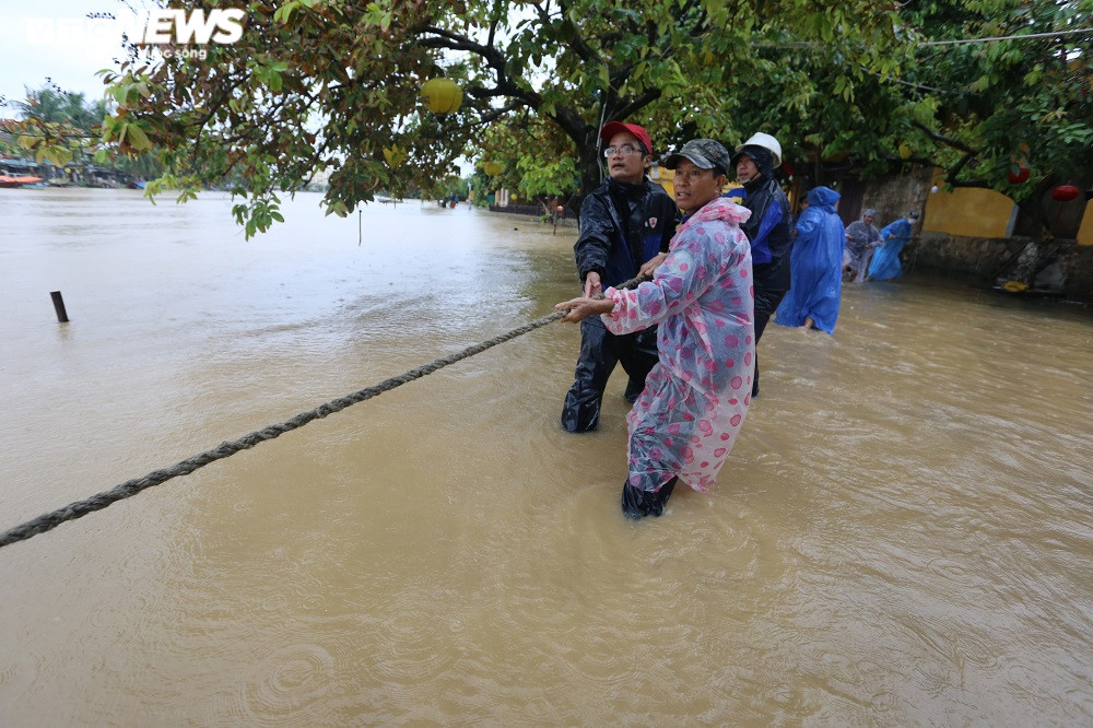 Người Quảng Nam dầm mình trong mưa dọn rác, khơi thông dòng chảy qua cầu An Hội - 8