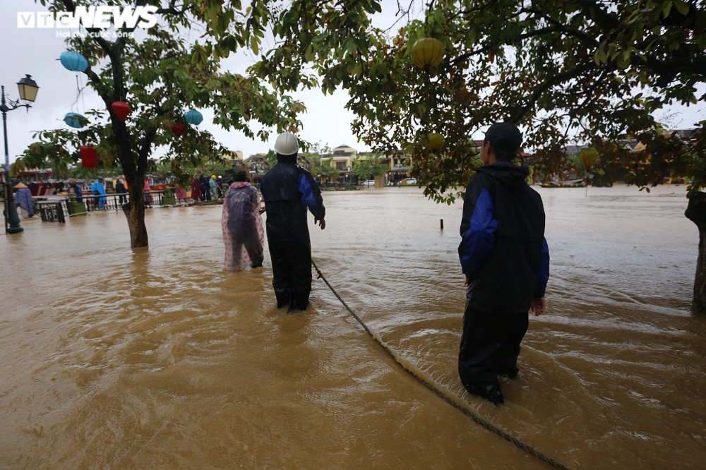 Người Quảng Nam dầm mình trong mưa dọn rác, khơi thông dòng chảy qua cầu An Hội - 9