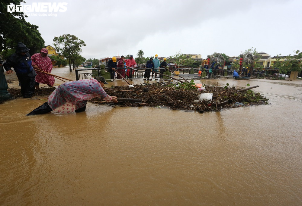Người Quảng Nam dầm mình trong mưa dọn rác, khơi thông dòng chảy qua cầu An Hội - 7