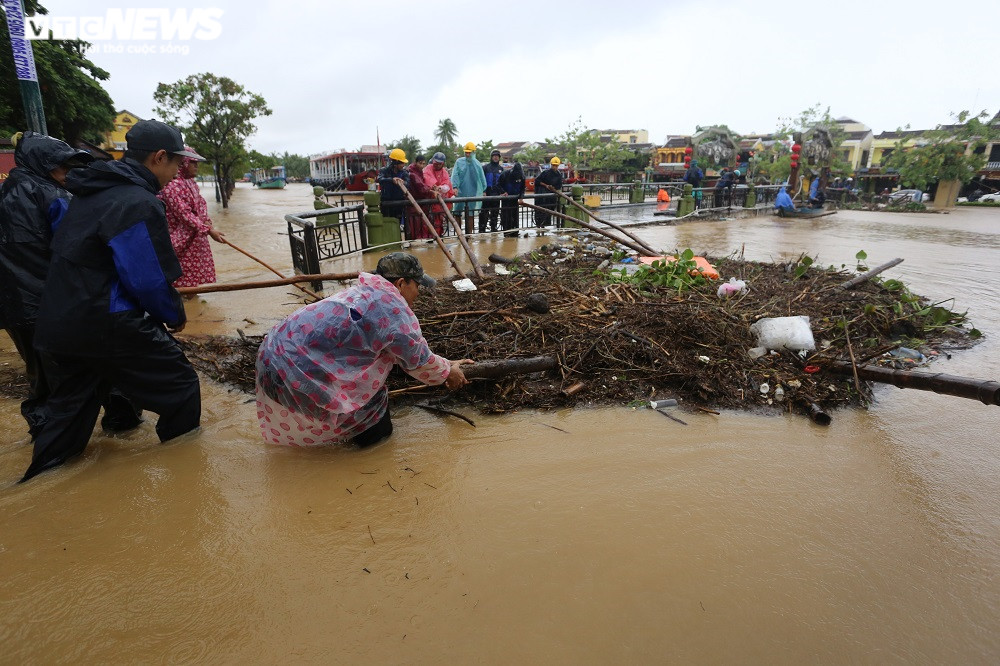 Người Quảng Nam dầm mình trong mưa dọn rác, khơi thông dòng chảy qua cầu An Hội - 4