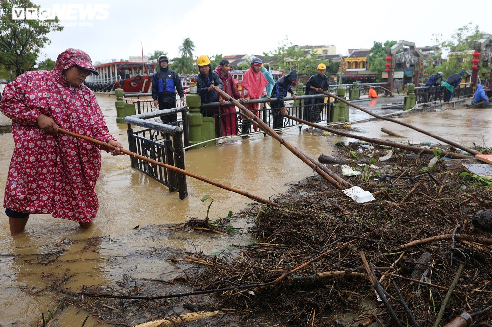 Người Quảng Nam dầm mình trong mưa dọn rác, khơi thông dòng chảy qua cầu An Hội - 5