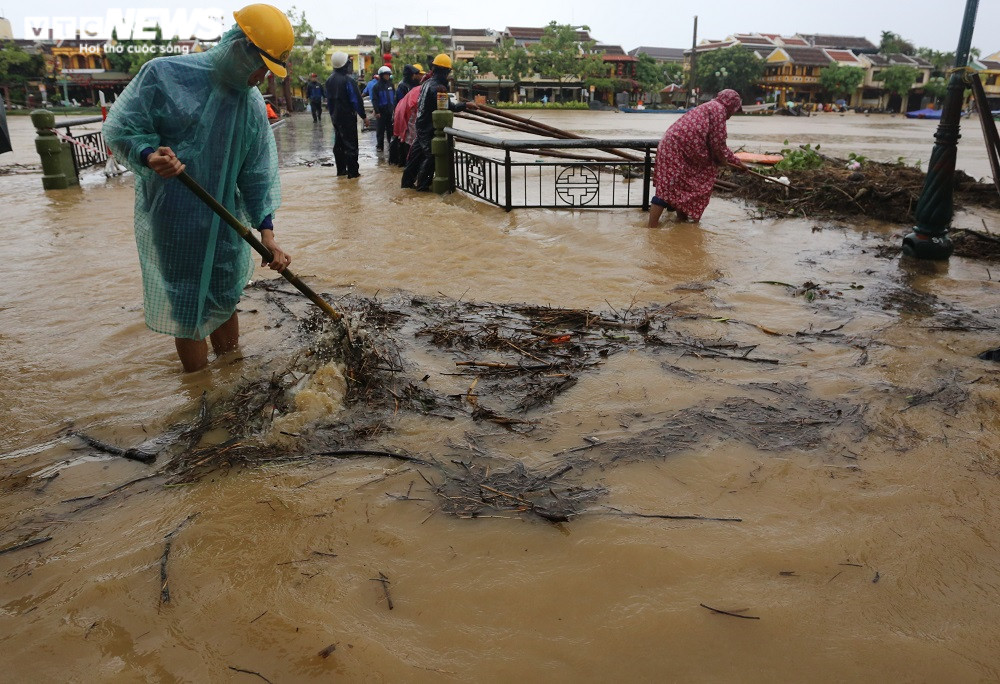 Người Quảng Nam dầm mình trong mưa dọn rác, khơi thông dòng chảy qua cầu An Hội - 6