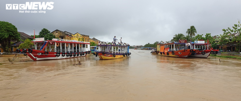 Người Quảng Nam dầm mình trong mưa dọn rác, khơi thông dòng chảy qua cầu An Hội - 1