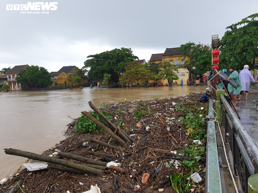 Người Quảng Nam dầm mình trong mưa dọn rác, khơi thông dòng chảy qua cầu An Hội - 2