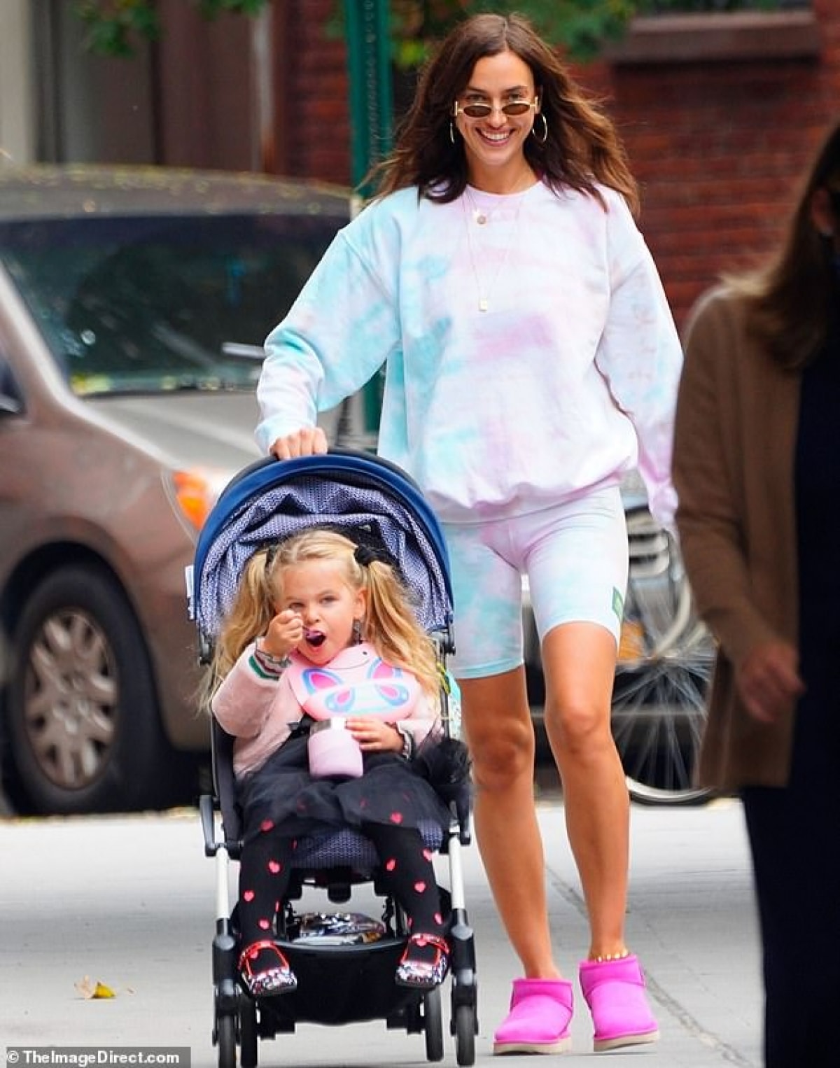 Irina Shayk vui vẻ đưa con gái cưng ra phố đi dạo ở New York ngày 7/10 vừa qua, theo giờ địa phương.