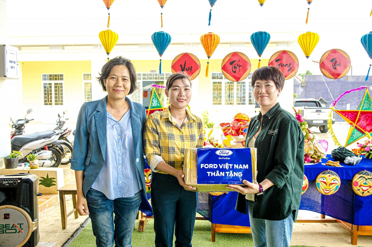 Chị Vũ Thị Thu Hà và đại diện Ford Việt Nam trao tặng quà cho một điểm trường ở Phú Yên trong chương trình 