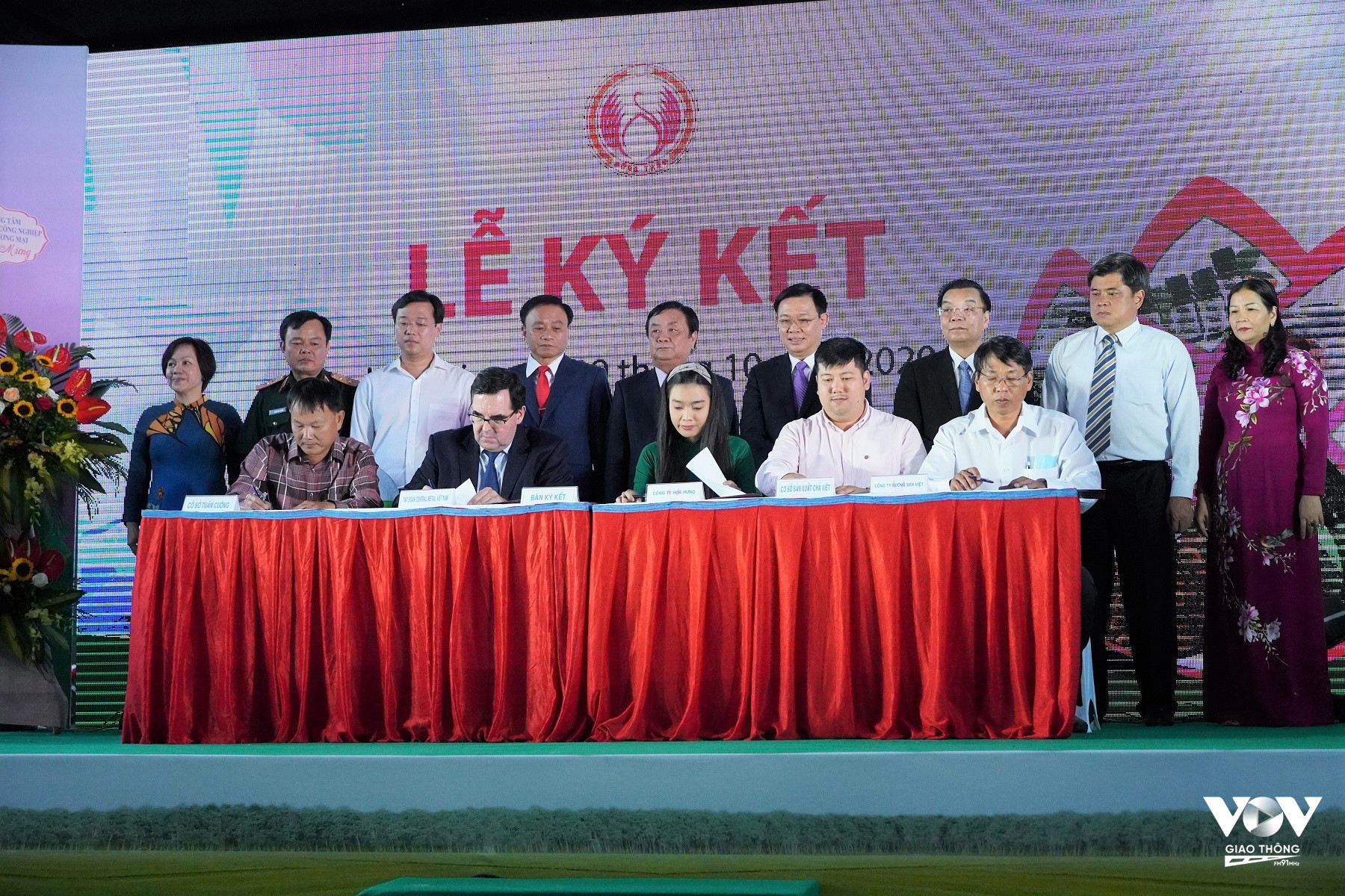 Đại diện Big C ký kết thỏa thuận hợp tác với các doanh nghiệp tỉnh Đồng Tháp