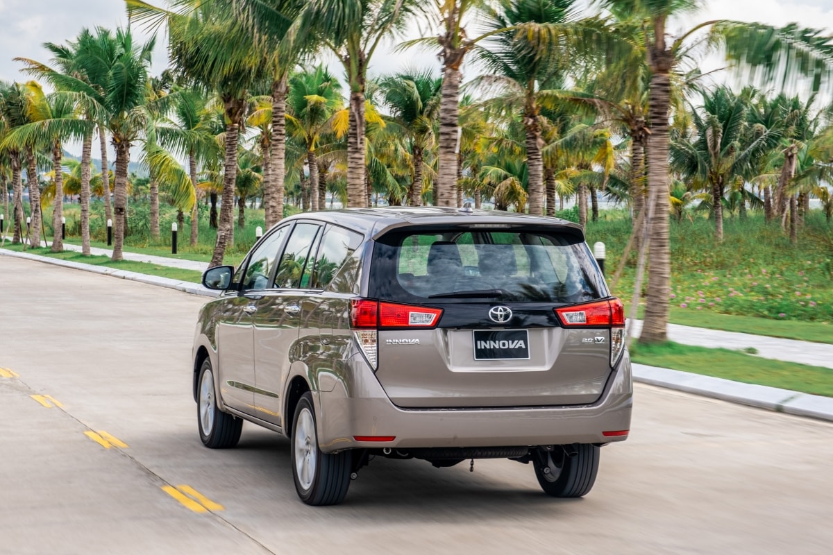 Động cơ của xe vẫn không có gì thay đổi, Innova 2020 vẫn được trang bị máy VVT-i với 4 xylanh dung tích 2 lít, cho công suất 137 mã lực và mô-men cực đại 183 Nm. Các phiên bản được đi kèm với động cơ tự động 6 cấp hoặc sàn 5 cấp (đối với 2.0E MT).