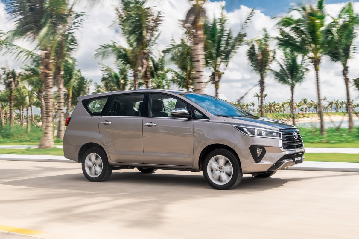 Toyota sẽ cung cấp cho các khách hàng 4 lựa chọn: Innova 2.0V AT, Venturer, 2.0G AT và 2.0E MT với mức giá lần lượt là 989 triệu đồng, 879 triệu đồng, 865 triệu đồng và 750 triệu đồng. Đối với các phiên bản 2.0V AT, 2.0G AT và Venturer khách hàng sẽ phải bỏ thêm 8 triệu đồng nếu muốn lấy màu trắng ngọc trai.