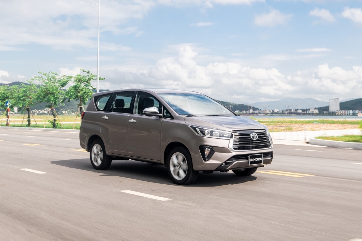Toyota Innova từng là mẫu xe MPV bán chạy nhất thị trường Việt Nam, tuy nhiên, trong 1-2 năm gần đây thì xe chịu sức ép cạnh tranh lớn từ các đối thủ: Mitsubishi Xpander, Suzuki Ertiga và XL7. Đặc biệt, năm 2019, Innova bị Mitsubishi Xpander vượt mặt về doanh số. Vì vậy, việc nâng cấp lần này được cho là một động thái của Toyota để tăng sức cạnh tranh trước các 