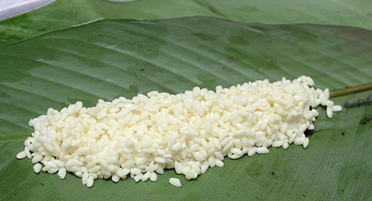 Lượng gạo vừa đủ để gói thành chiếc bánh nhỏ xinh (Ảnh internet)