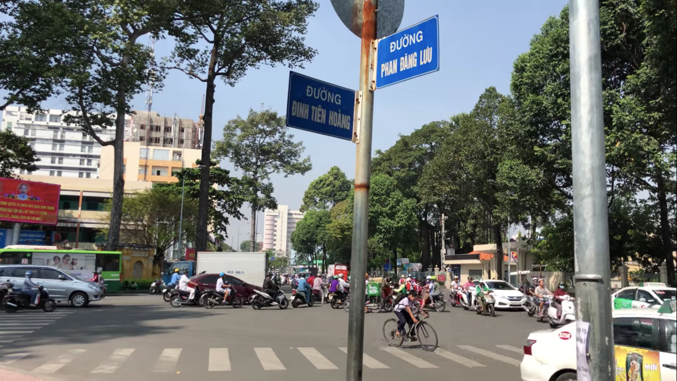 Đường Đinh Tiên Hoàng dài 947 m từ cầu Bông đến đường Phan Đăng Lưu (quận Bình Thạnh) được đề xuất đổi tên thành đường Lê Văn Duyệt. Ảnh: