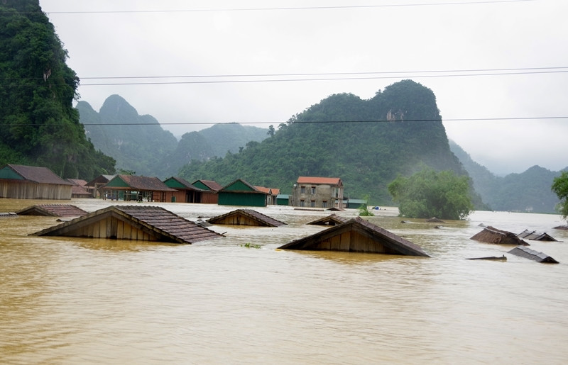 THỜI SỰ 18H CHIỀU 12/10/2020:  Ít nhất 18 người thiệt mạng trong mưa lũ tại miền Trung. Nguy cơ lũ chồng lũ đang hiện hữu  khi áp thấp nhiệt đới trên biển Đông đã mạnh lên thành bão số 7.