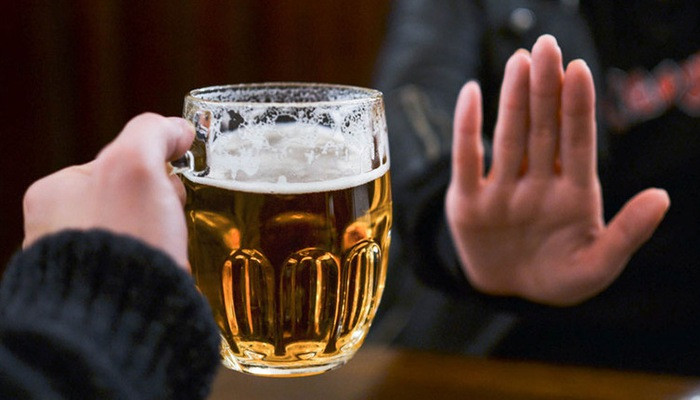 Xử phạt người ép uống rượu bia: Liệu có khả thi? 
