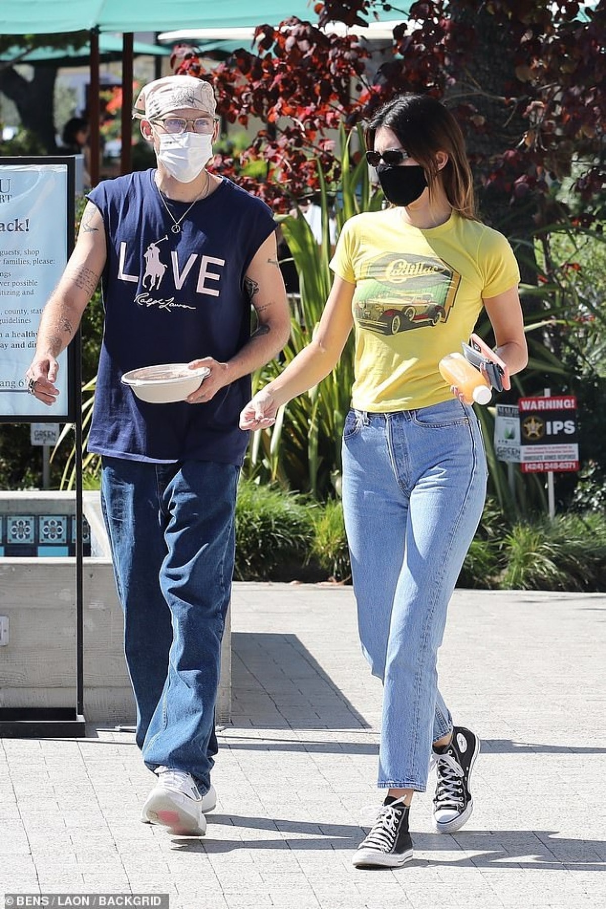 Kendall Jenner thu hút mọi ánh nhìn khi đi ăn trưa cùng một người bạn ở Malibu hôm 12/10 vừa qua.