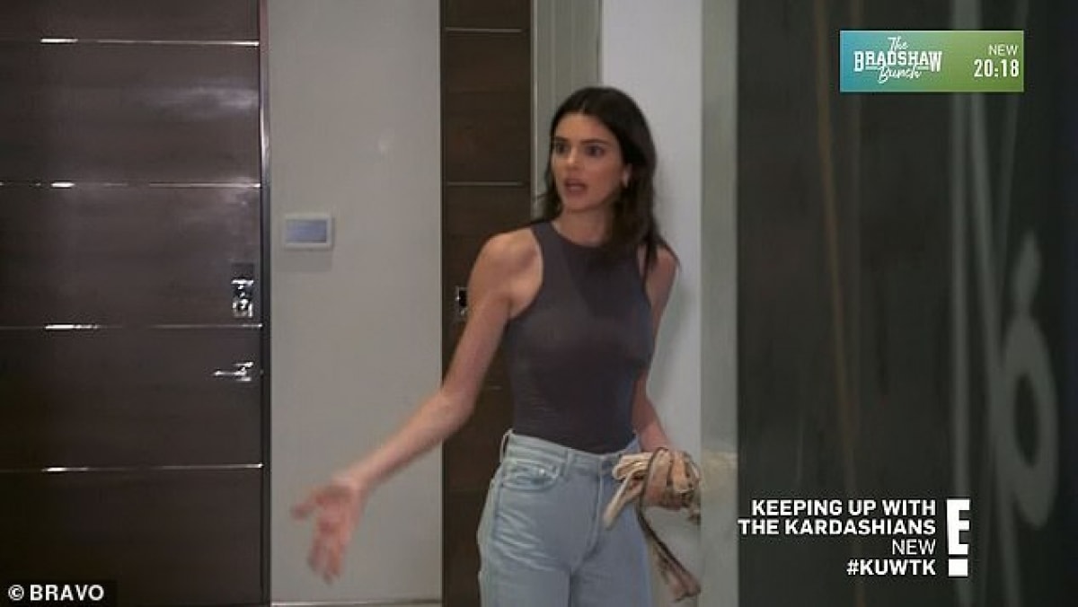 Siêu mẫu Kendall Jenner và cô em tỷ phú Kylie Jenner trước đó đã cãi nhau gay gắt vì tranh giành một bộ jumpsuit để đi chơi tối.