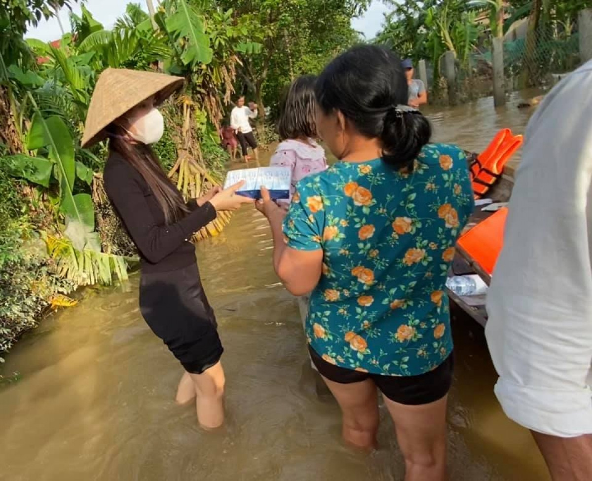 Ảnh: Thủy Tiên xắn quần lội nước đi cứu trợ bà con vùng lũ miền Trung - 1