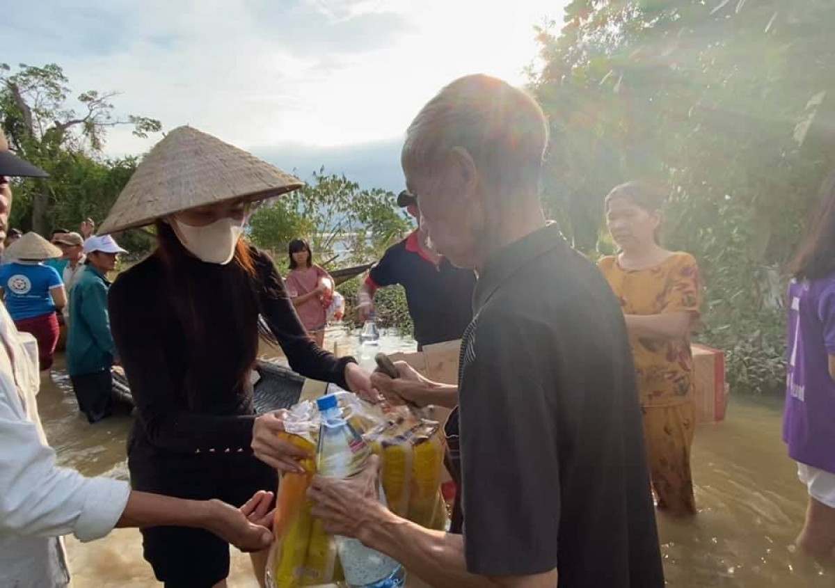Ảnh: Thủy Tiên xắn quần lội nước đi cứu trợ bà con vùng lũ miền Trung - 2
