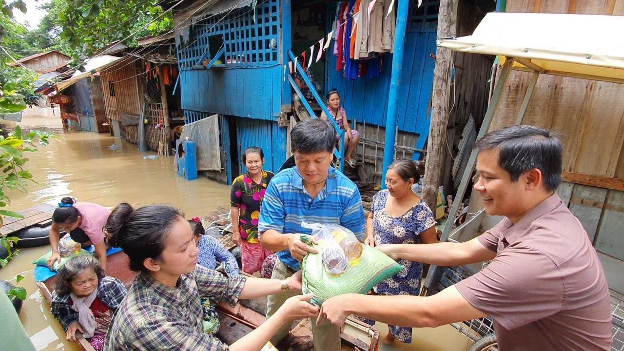 Tổng Lãnh sự quán Việt Nam tại tỉnh Preah Sihanouk hỗ trợ khẩn cấp bà con bị lũ lụt - ảnh 2
