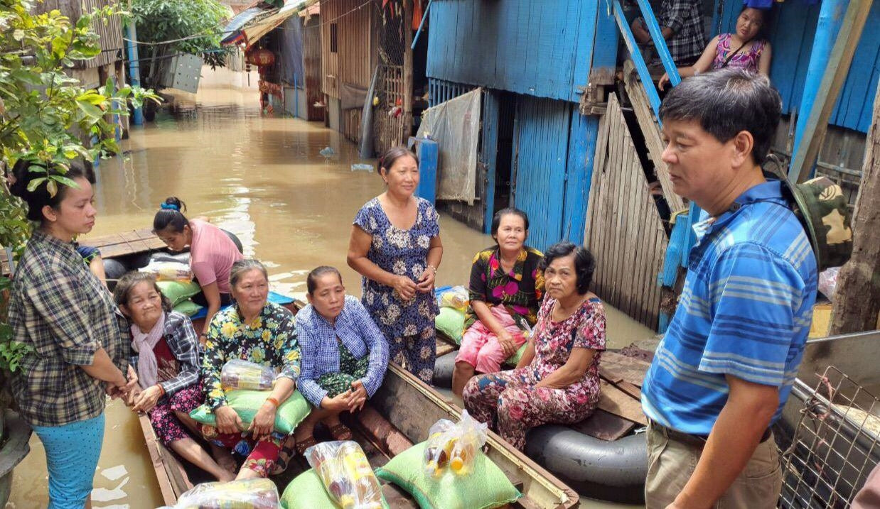 Tổng Lãnh sự quán Việt Nam tại tỉnh Preah Sihanouk hỗ trợ khẩn cấp bà con bị lũ lụt - ảnh 1