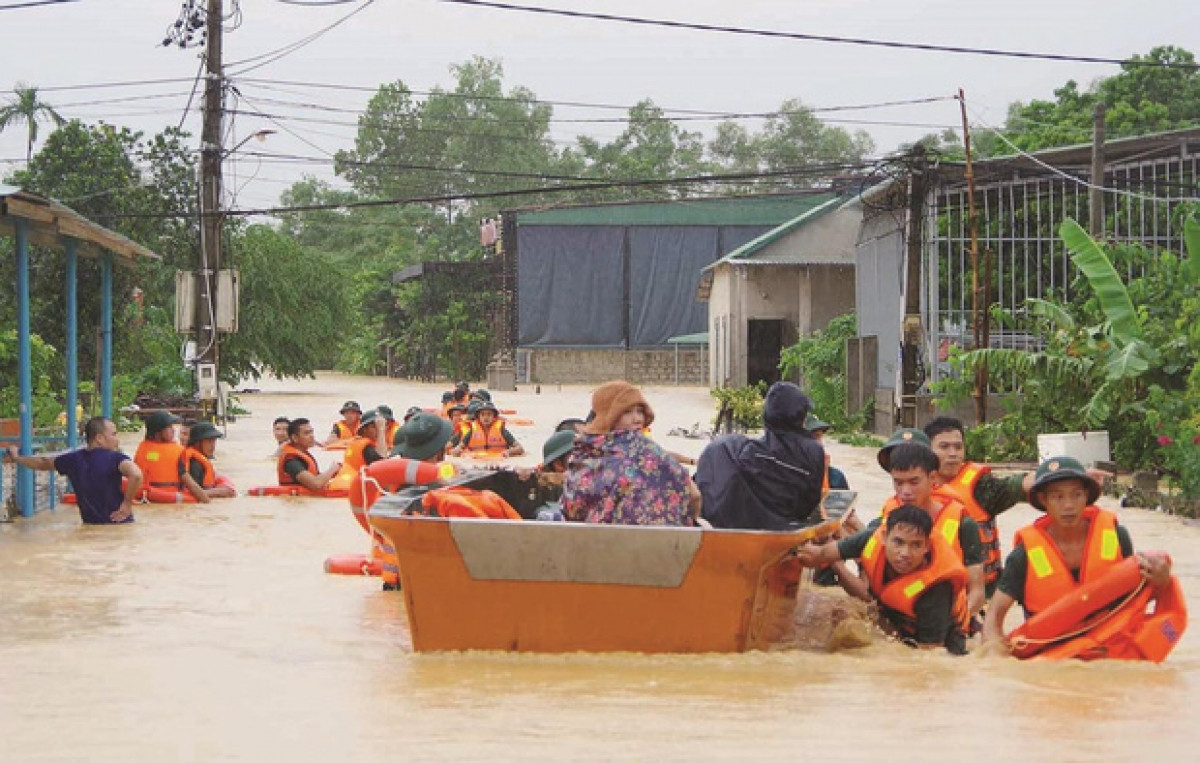 Tình hình lũ lụt gây thiệt hại nặng nề đến các tỉnh miền Trung. 