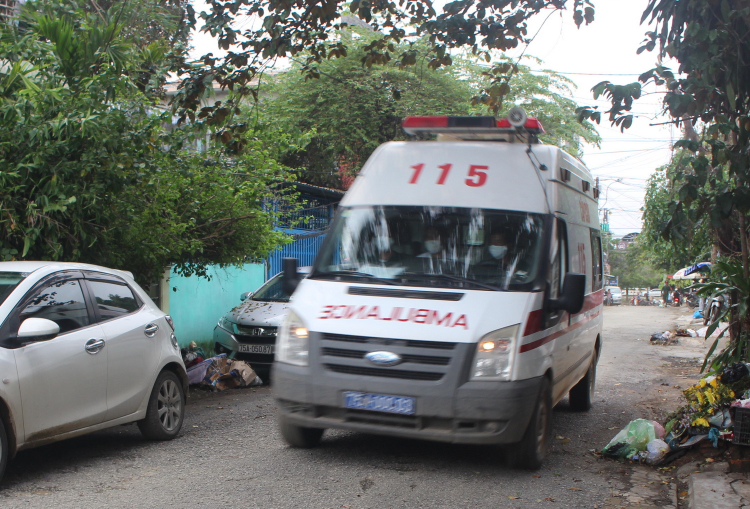  Xe cứu thương chở nạn nhân tử nạn về Bệnh viện Quân y 268