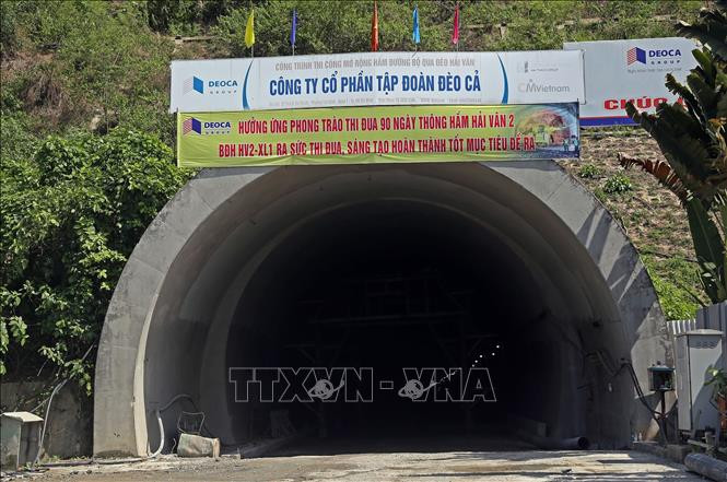 Công trình hầm đường bộ Hải Vân 2 được đầu tư xây dựng theo hình thức BOT (đầu tư - xây dựng - chuyển giao), do Công ty Cổ phần Tập đoàn Đèo Cả thực hiện với tổng mức đầu tư 7.295 tỷ đồng. Ảnh: Huy Hùng/TTXVN
