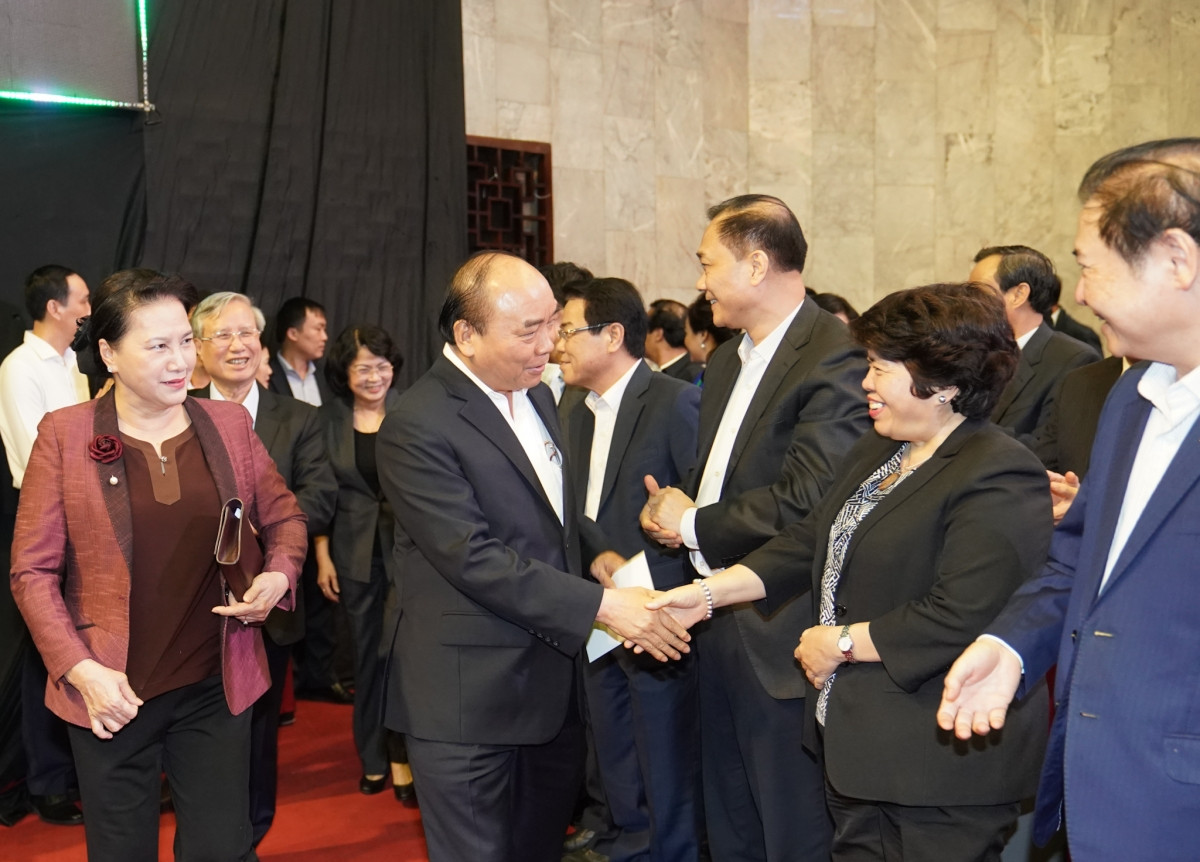 Thủ tướng Nguyễn Xuân Phúc và Chủ tịch Quốc hội Nguyễn Thị Kim Ngân với các đại biểu dự Chương trình 