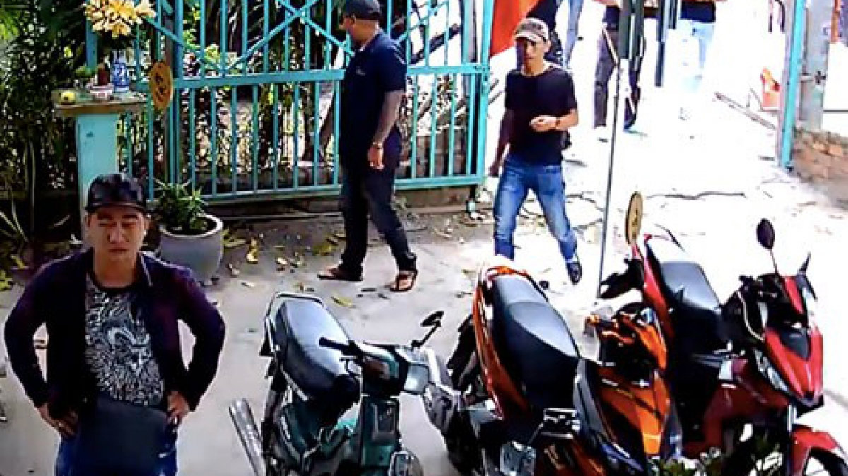 Một gia đình tại huyện Hóc Môn, TP HCM bị nhân viên công ty đòi nợ thuê đập phá tài sản. Ảnh: Người Lao động