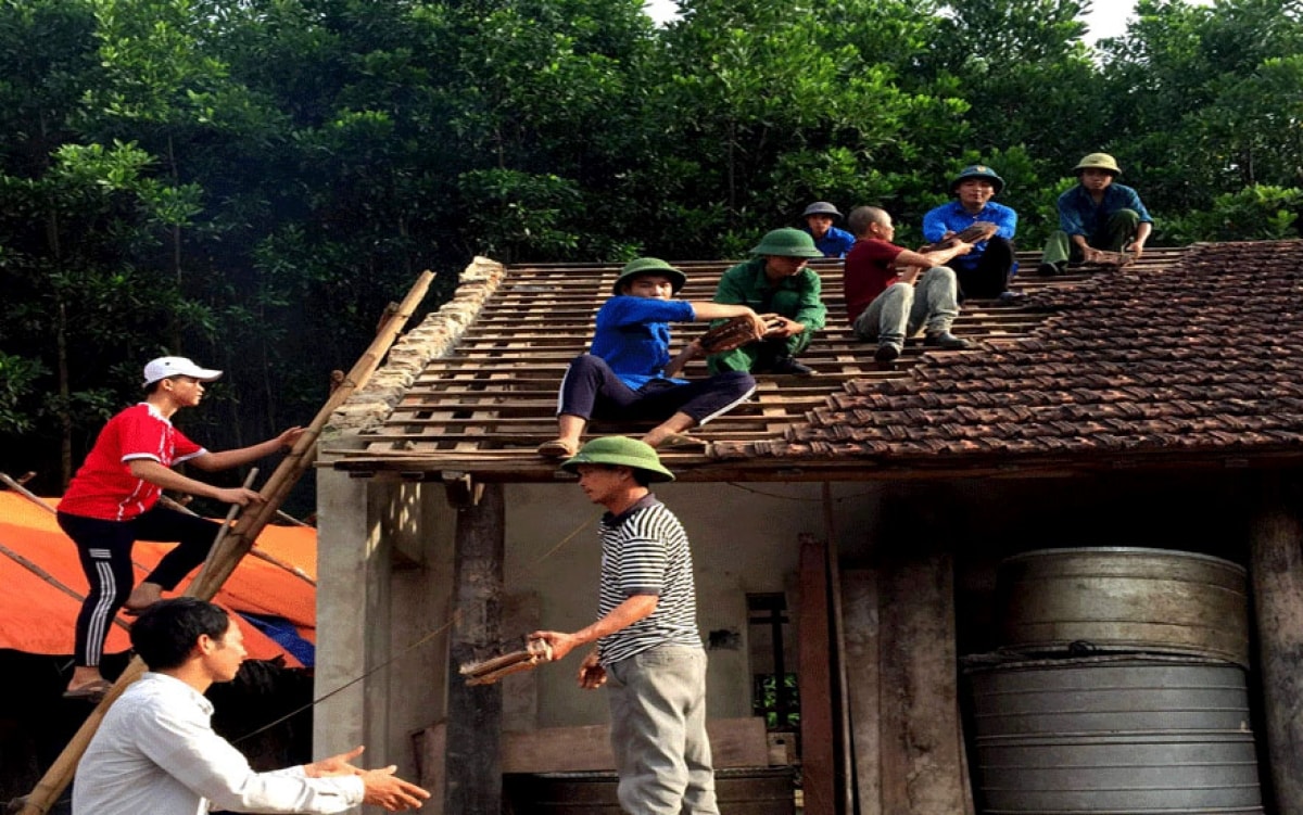 Giúp đỡ hộ nghèo khó khăn (Ảnh minh họa).