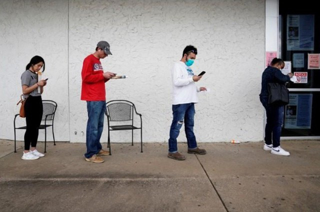 Người dân xếp hàng đệ đơn thất nghiệp tại Arkansas (Mỹ) trong tháng 4. Ảnh: Reuters.
