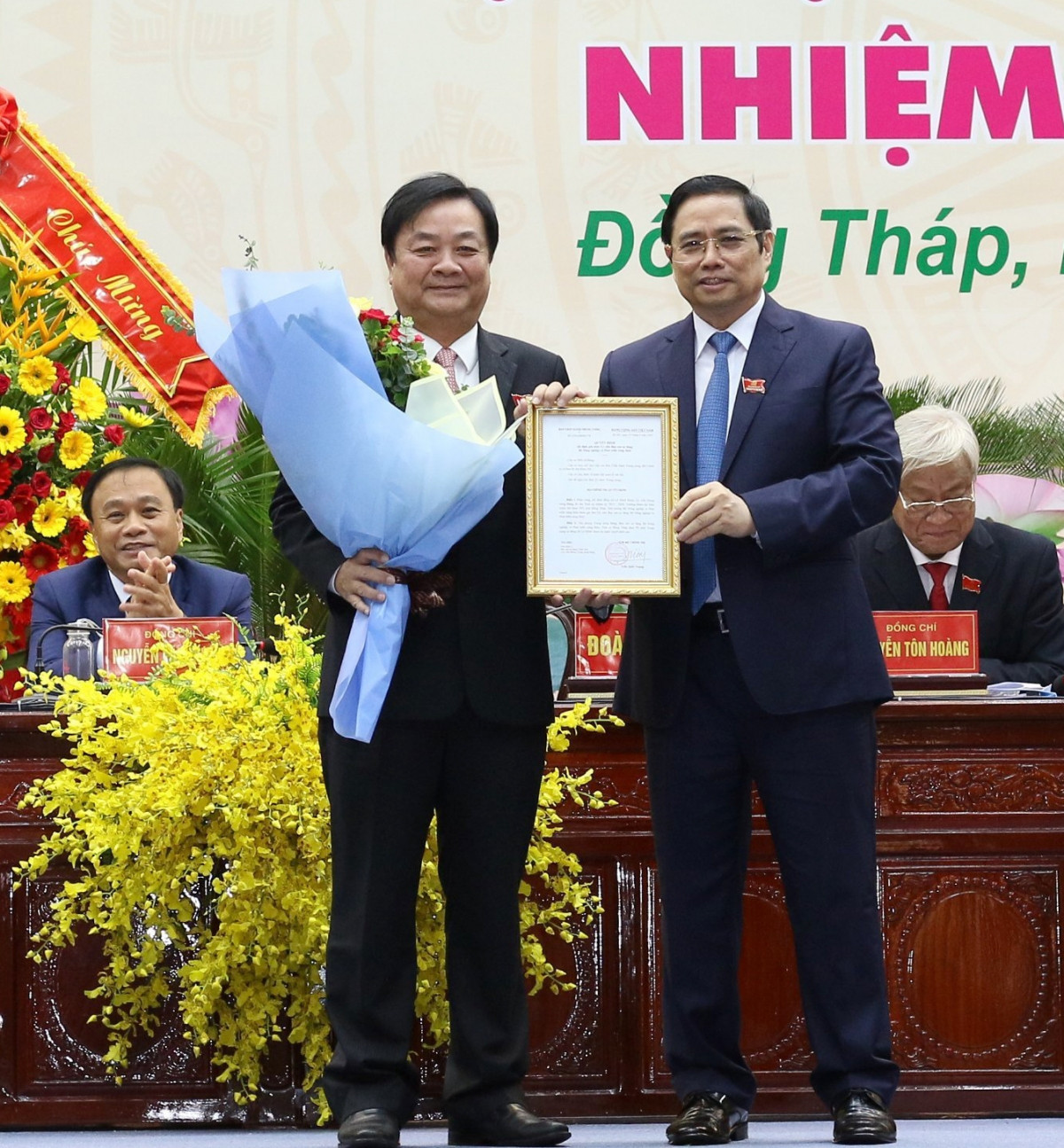 Trưởng Ban Tổ chức Trung ương Phạm Minh Chính trao quyết định cho ông Lê Minh Hoan