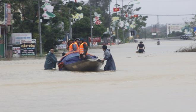 Mưa lớn bao trùm, Hà Tĩnh, Quảng Bình, Quảng Trị chìm trong lũ lụt - 2