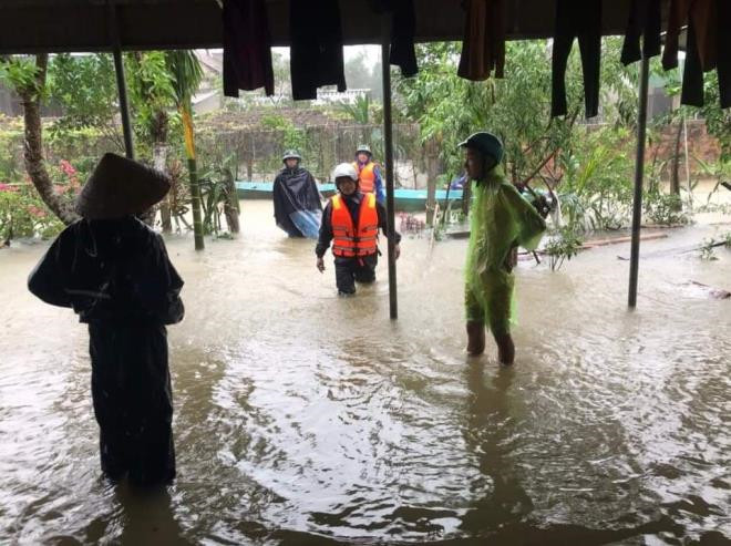 Mưa lớn bao trùm, Hà Tĩnh, Quảng Bình, Quảng Trị chìm trong lũ lụt - 1