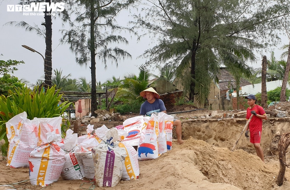 Ảnh: Sóng biển phá tan hoang bờ kè Cửa Đại - 8