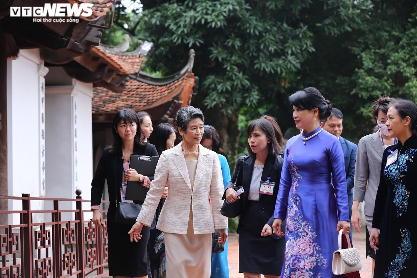 Ảnh: Phu nhân Thủ tướng Việt Nam và Nhật Bản thăm Văn Miếu - 3