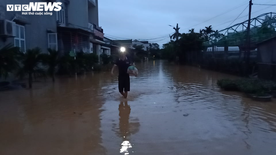 Mưa lớn bao trùm, Hà Tĩnh, Quảng Bình, Quảng Trị chìm trong lũ lụt - 3