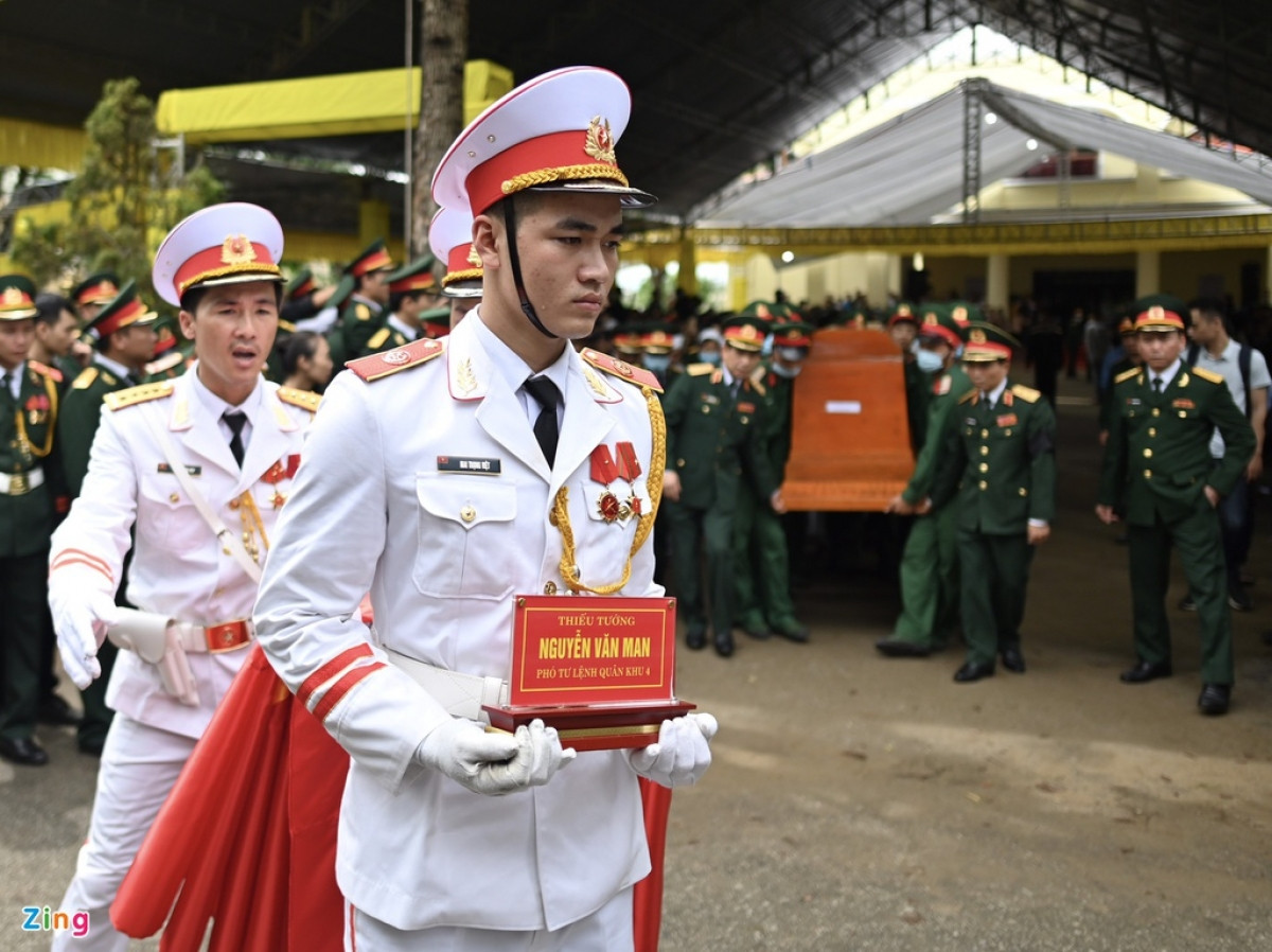 Linh cữu thiếu tướng Nguyễn Văn Man, Phó tư lệnh Quân khu 4, được đưa về Quảng Bình vào trưa 18/10 sau khi làm xong lễ truy điệu tại Bệnh viện Quân y 268 (TP Huế, tỉnh Thừa Thiên - Huế).