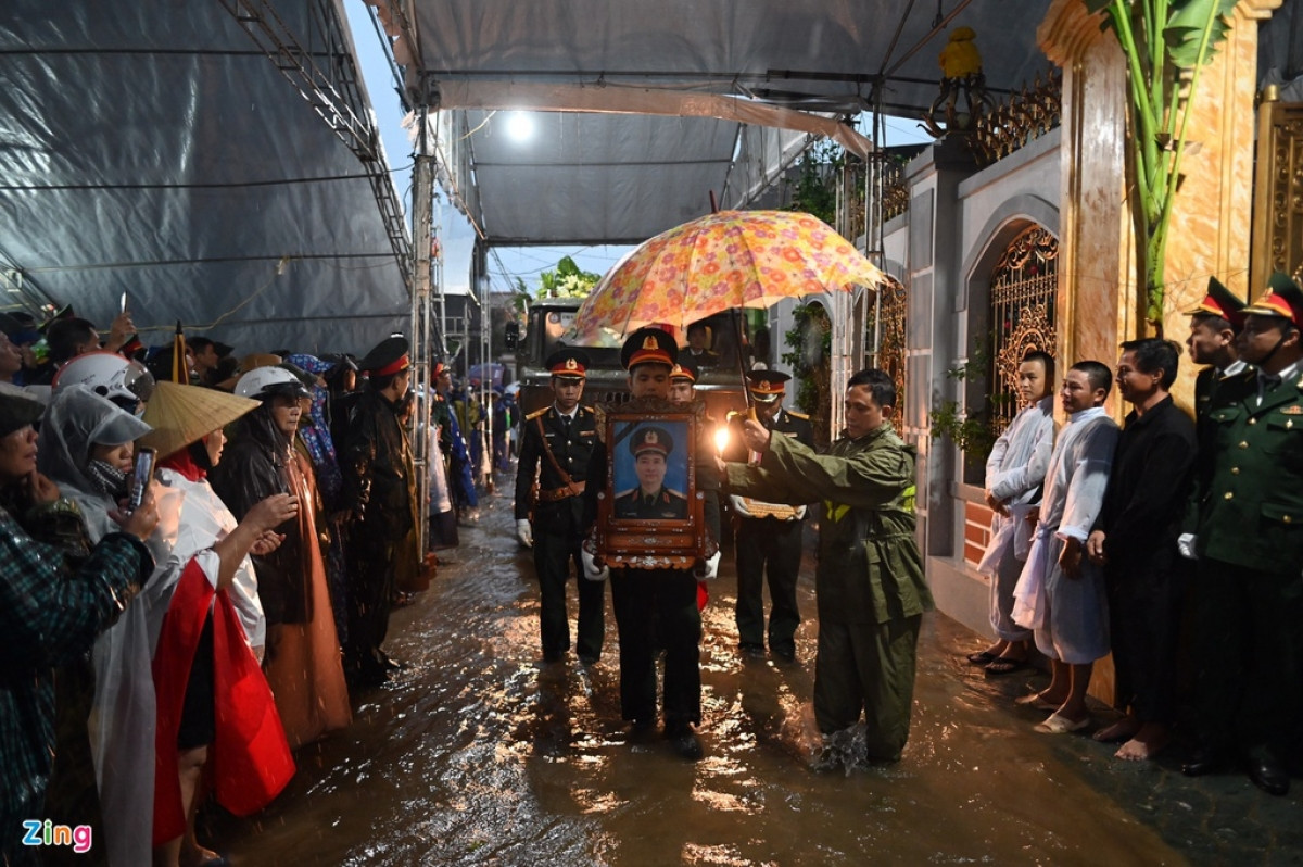 Dù con đường trước nhà thiếu tướng Man bị ngập và trời mưa lớn, rất nhiều bà con Quảng Bình từ các nơi đã có mặt rất sớm để đón ông trở về với quê hương.