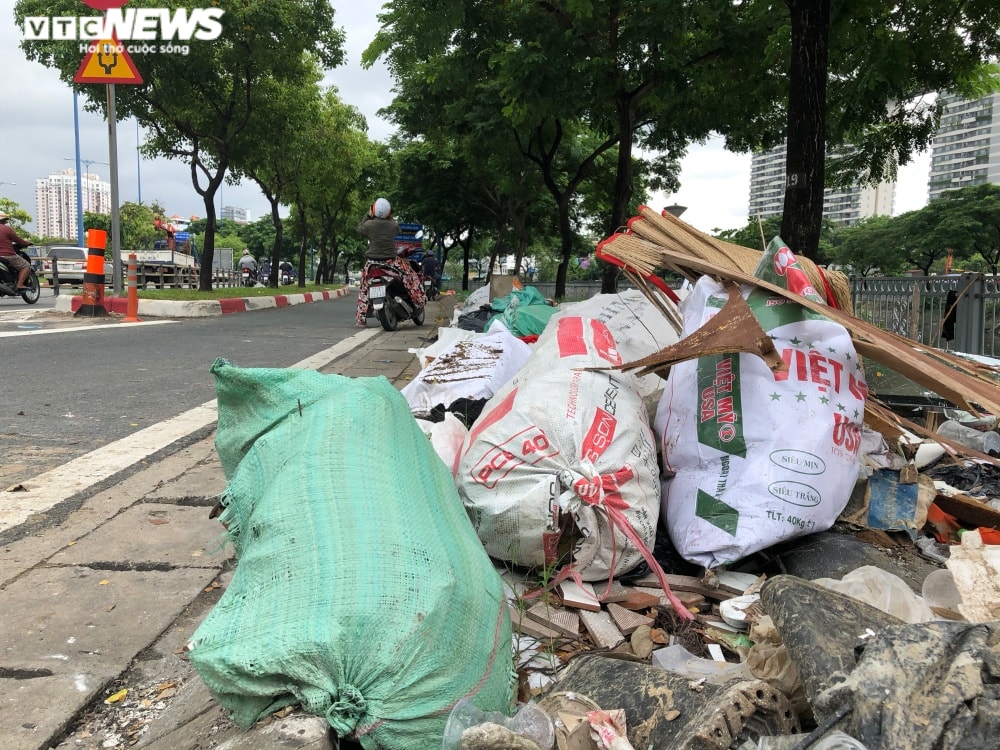 Bãi rác tự phát 'tấn công' con đường đẹp nhất Sài Gòn  - 3