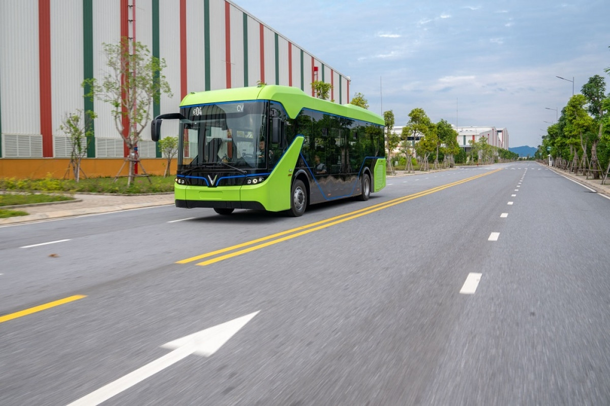 Đây là mẫu xe buýt điện đáp ứng đủ điều kiện của phương tiện vận tải hành khách công cộng đầu tiên ở Việt Nam. Theo quan sát, mẫu xe buýt điện của VinFast có ngoại hình vô cùng bắt mắt với 2 màu xanh lá và đen chủ đạo.
