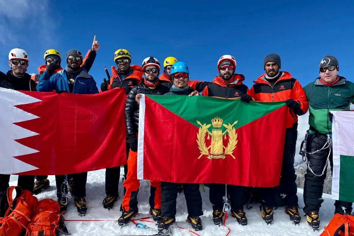 Đoàn leo núi trên đỉnh Lobuche, trước khi tiếp tục hành trình tới Manaslu. Ảnh: AFP/Tashi Lakpa Sherpa/Seven Summit Treks