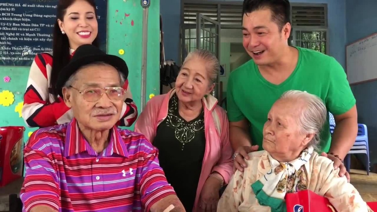 Lý Huỳnh bên các con.