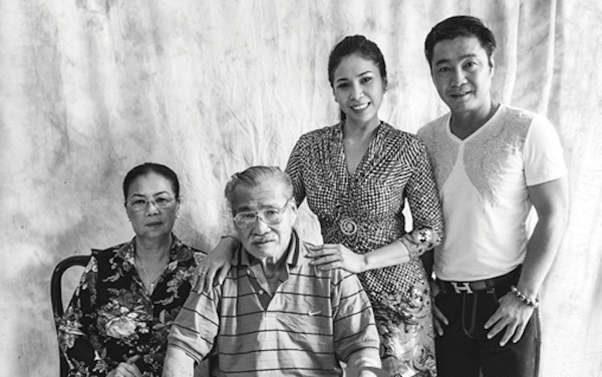 NSND Lý Huỳnh bên gia đình.