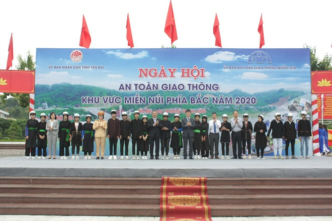 Honda Việt Nam trao tặng 1.000 mũ bảo hiểm cho người dân Yên Bái - 1