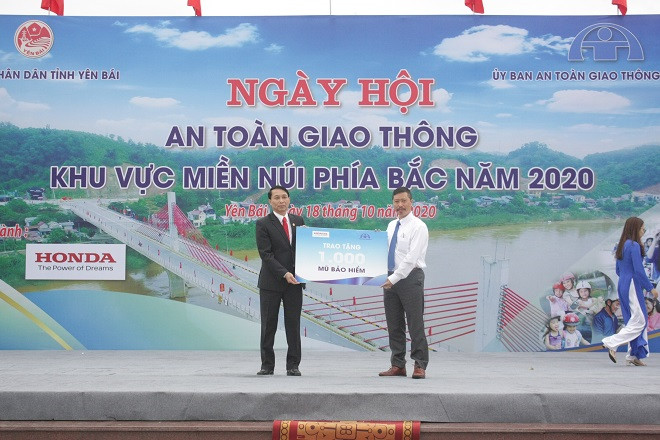 Honda Việt Nam trao tặng 1.000 mũ bảo hiểm cho người dân Yên Bái - 2