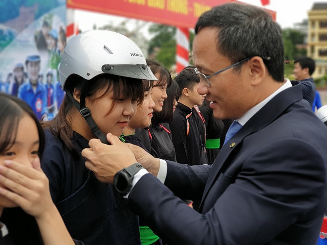Honda Việt Nam trao tặng 1.000 mũ bảo hiểm cho người dân Yên Bái - 3