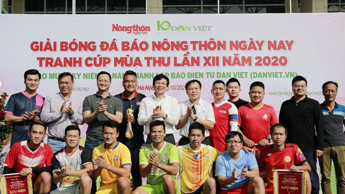 Ban tổ chức chụp ảnh lưu niệm với đại diện các đội bóng tham dự giải đấu (Ảnh: Dân Việt).